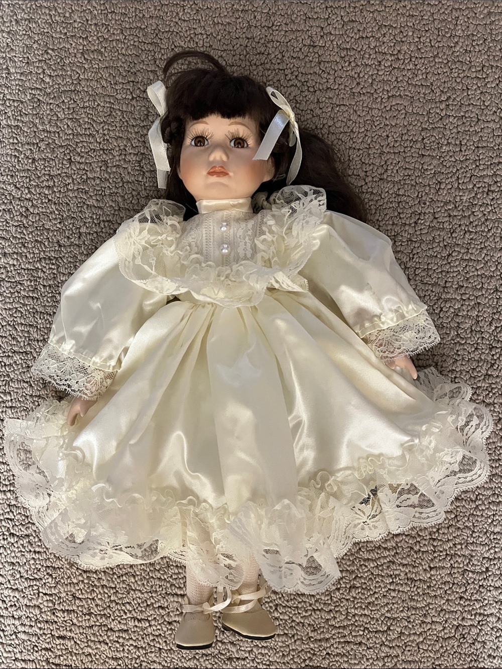 Seymour Mann “Edie” Porcelain Doll 1996-Cream Lace Dress -NWT